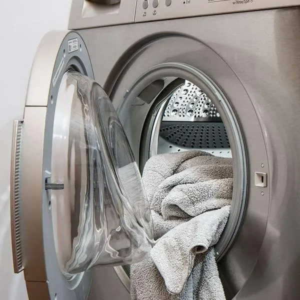 Foto de lavadora, en nota sobre cómo eliminar de la lavadora el mal olor, moho y más con dos botones y muy fácil