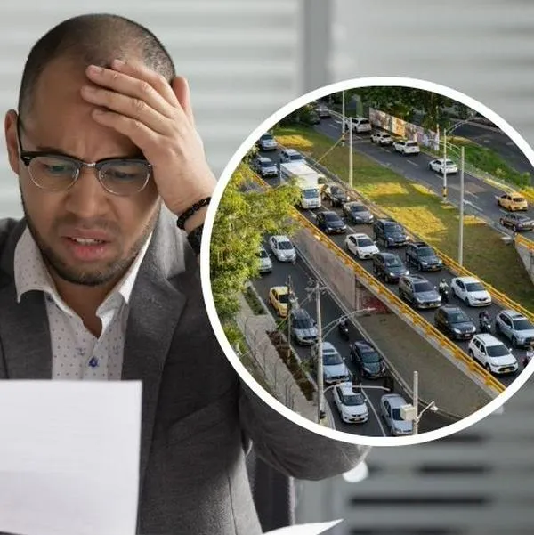 Foto de hombre preocupado y carros, en nota de cómo saber si se tienen comparendos de tránsito en Medellín 