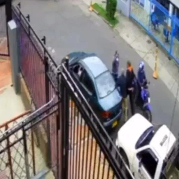 Fleteo en Bogotá: delincuentes arrinconaron a la víctima y la golpearon, después de robarle una alta suma de dinero de un banco en un centro comercial. 