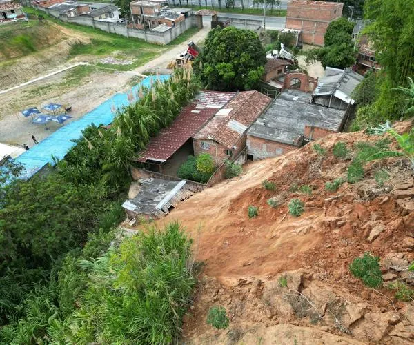 Derrumbe en vereda de Barbosa afectó a 12 viviendas 
