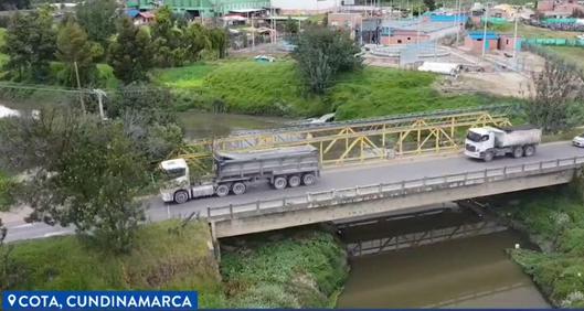 En la vía Cota-Bogotá hay peligro por un puente que está quebrado.