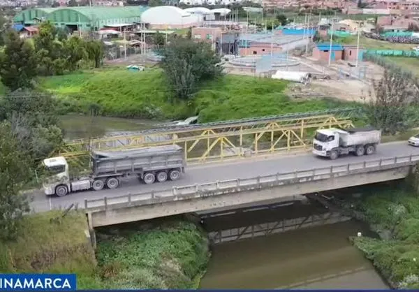 En la vía Cota-Bogotá hay peligro por un puente que está quebrado.