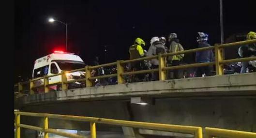 Motociclista se accidentó y cayó de un puente en Bogotá: está en estado crítico