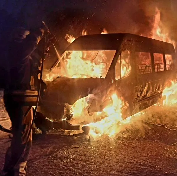 Bus intermunicipal fue incinerado por un grupo armado en la vía Bogotá-Cabrera