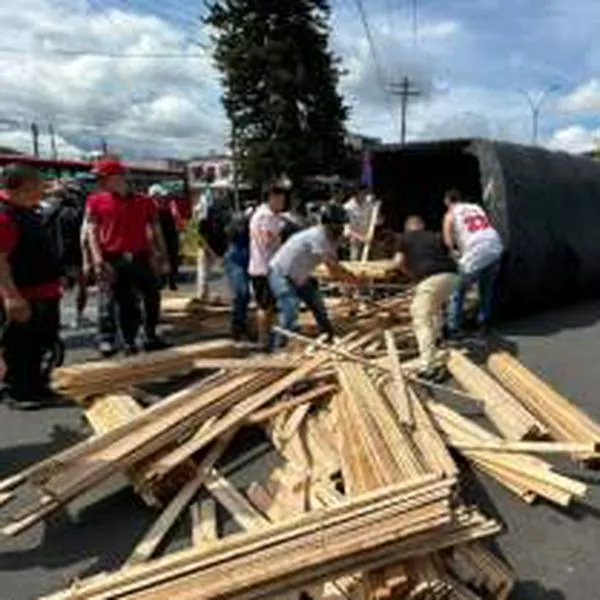 Camión se volcó en la glorieta del Granada