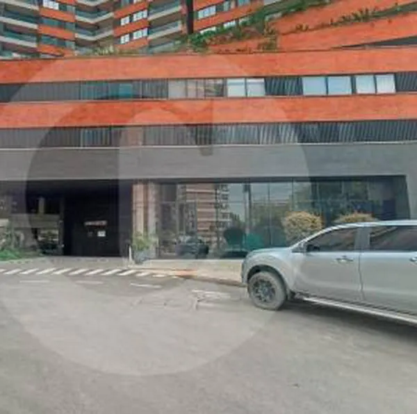 Empresario fue asesinado desde una camioneta en un parqueadero de un conjunto en El Poblado, Medellín