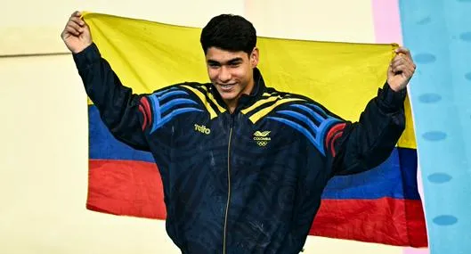 Colombia's Angel Barajas celebrates winning the silver medal at the end of the artistic gymnastics men's horizontal bar final during the Paris 2024 Olympic Games at the Bercy Arena in Paris, on August 5, 2024. (Photo by Lionel BONAVENTURE / AFP)