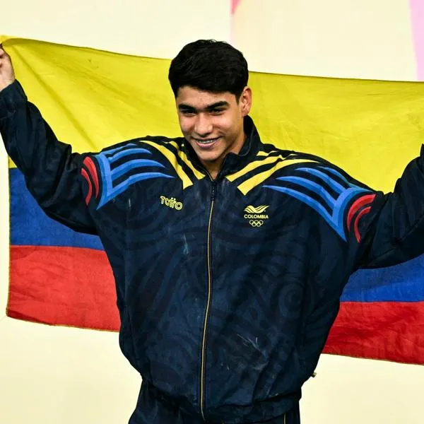 Colombia's Angel Barajas celebrates winning the silver medal at the end of the artistic gymnastics men's horizontal bar final during the Paris 2024 Olympic Games at the Bercy Arena in Paris, on August 5, 2024. (Photo by Lionel BONAVENTURE / AFP)