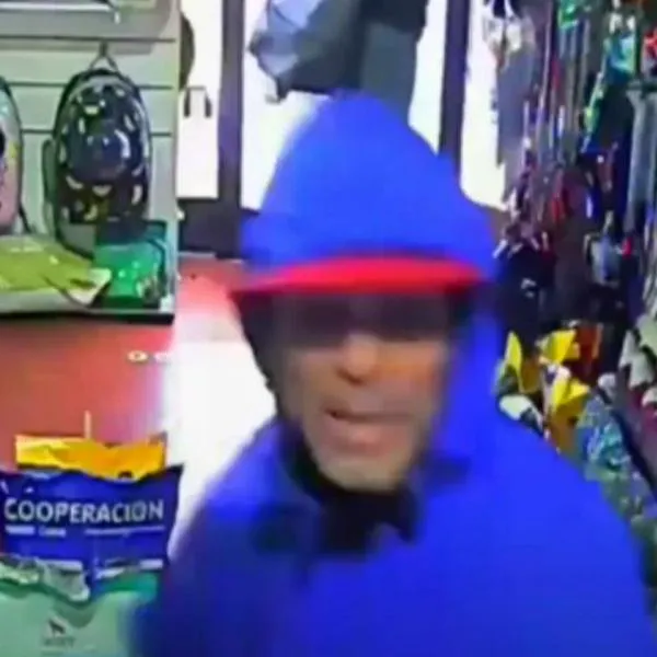 Video: Mujer lanzó agua caliente a ladrones y evitó el robo en su tienda