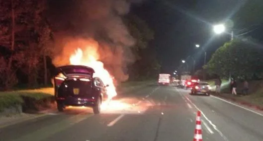 Carro se incendió en la autopista Norte y provocó emergencia vial: detalles y qué pasó