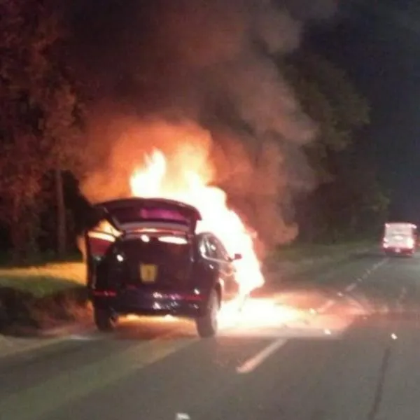 Carro se incendió en la autopista Norte y provocó emergencia vial: detalles y qué pasó