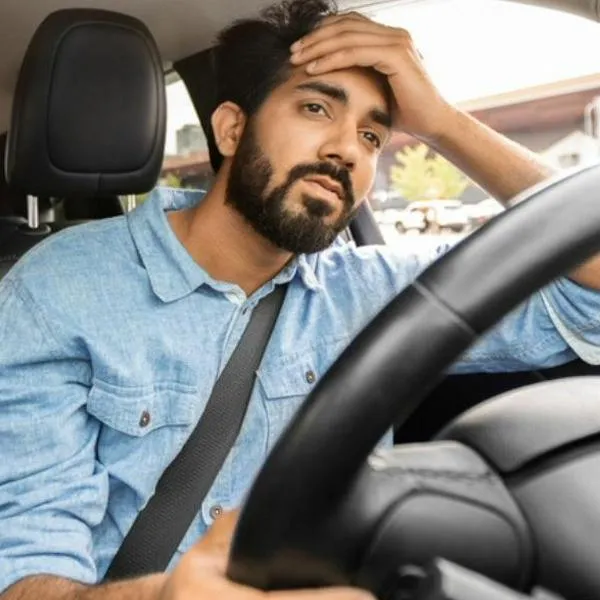 Existe multa de tránsito por no portar llanta de repuesto en carros: cuesta $650.000 en Colombia y puede recibir descuento.
