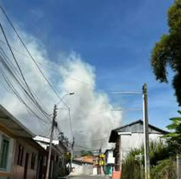 Reportan incendio forestal a las afueras de Circasia
