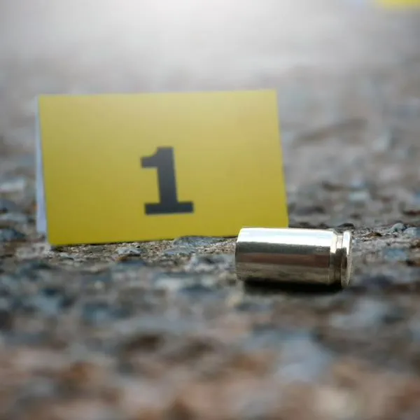 En Medellín, este viernes 30 de agosto, se registró el asesinato de un joven en plena vía, al frente de su madre. Sicarios lograron huir.