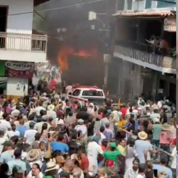 Videos de incendio de chiva en San Rafael: hubo pánico y gritos por emergencia