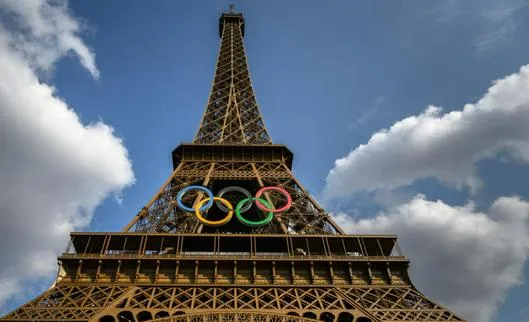 Los anillos olímpicos van a ‘quedarse en Torre Eiffel’ tras los Paralímpicos, anuncia alcaldesa