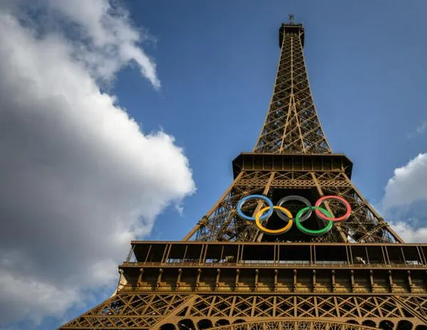 Los anillos olímpicos van a ‘quedarse en Torre Eiffel’ tras los Paralímpicos, anuncia alcaldesa