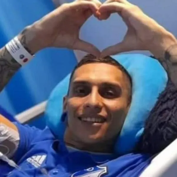 Así fue el funeral de Javier Acosta en Bogotá, el hincha de Millonarios que decidió someterse a la eutanasia. Familiares y amigos lo despidieron. 