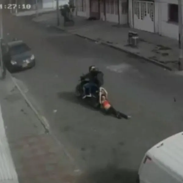 Ladrones en Bogotá arrastraron por cuadras a una menor por robarle el celular