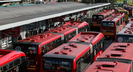 Hay caos en el Portal Américas de Transmilenio por un grave accidente entre un carro y tractomula. Hay demoras en varias rutas. 