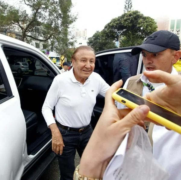 Rodolfo Hernández no está muerto: hospital dio parte médico y sigue en una UCI por su grave estado de salud. En redes sociales hubo rumor de fallecimiento.
