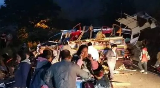 Accidente vía San Agustín-Pitalito (Huila) hoy: chiva chocó y hubo 6 muertos