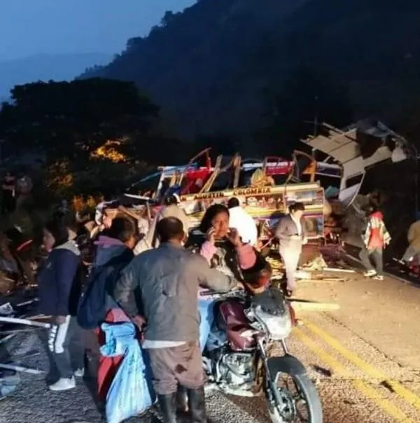 Accidente vía San Agustín-Pitalito (Huila) hoy: chiva chocó y hubo 6 muertos