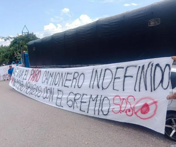 Un muerto, cinco vías bloqueadas y pérdidas en terminales de transporte: balance del paro de camioneros y transportadores