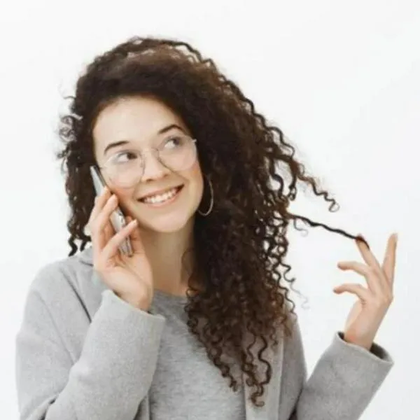 Si si toca el cabello mientras habla podría ser preocupante, según psicólogos