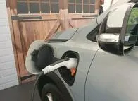 Venta de carros eléctricos e híbridos está disparada en Colombia: así van las cifras en 2024