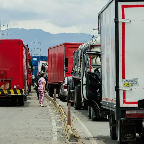 Trancones en Bogotá por paro de camioneros.