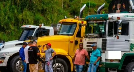 Vía al Llano hoy cerrada por paro camionero y videos que muestran el caos