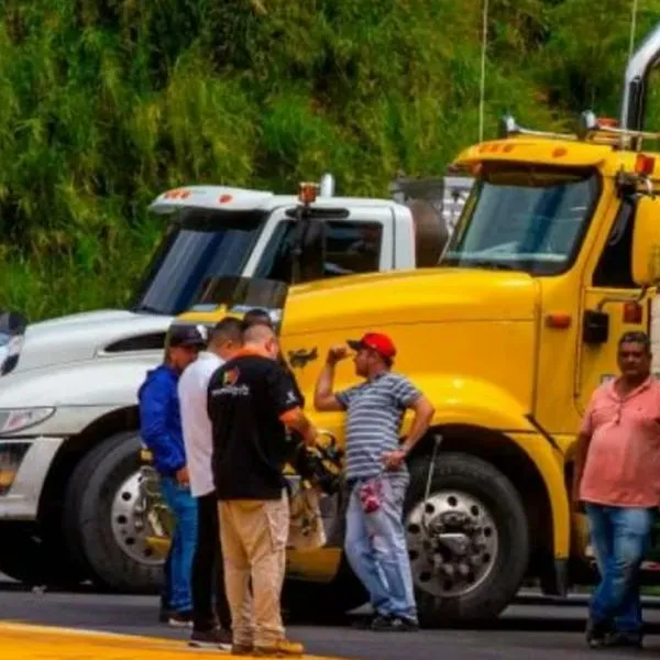 Vía al Llano hoy cerrada por paro camionero y videos que muestran el caos