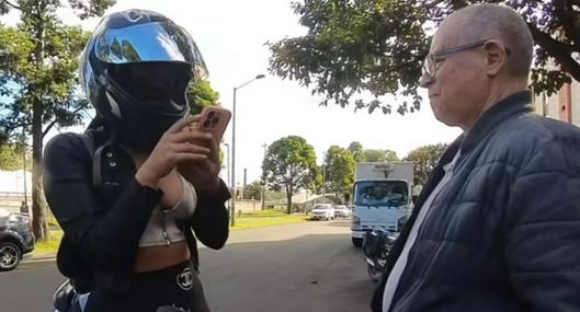 'Influencer' en Bogotá grabó cómo hombre de edad la acosó mientras ella estaba en moto: video y qué le dijo