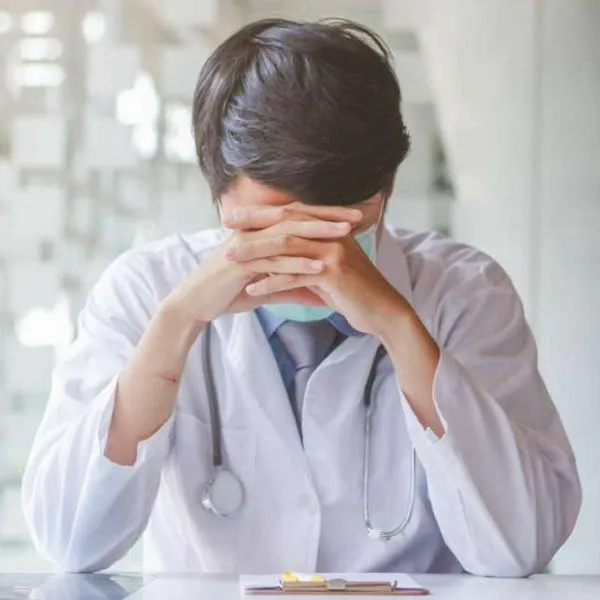 Foto de doctor preocupado, en nota sobre cómo ayudar a médicos por maltrato en Colombia: denuncia en CIDH, reforma y más