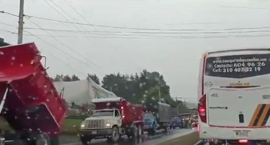 Bloqueo en vía Medellín-Bogotá hoy por paro camionero en Antioquia