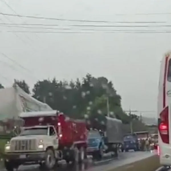 Bloqueo en vía Medellín-Bogotá hoy por paro camionero en Antioquia