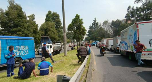 Paro de camioneros en Bogotá se agravó: transportadores bloquearon la avenida Circunvalar y los transportadores impiden el paso ambos sentidos. 