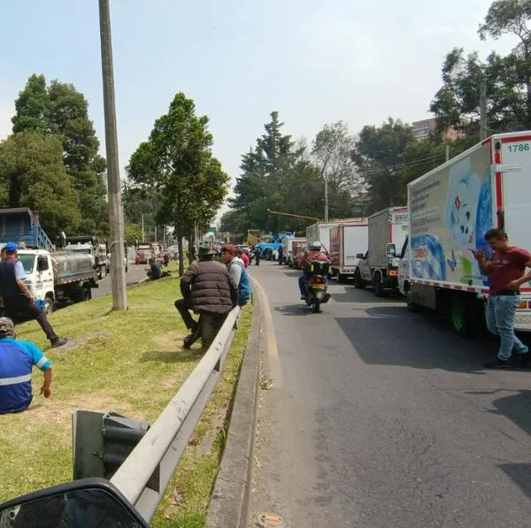 Paro de camioneros en Bogotá se agravó: transportadores bloquearon la avenida Circunvalar y los transportadores impiden el paso ambos sentidos. 