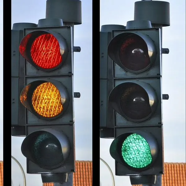 Semáforos, en nota sobre ciudad que tiene semáforos de cuatro luces