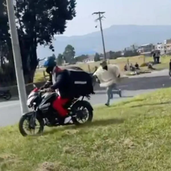 Paro de camioneros: motociclista es atacado por transportadores al pasar bloqueo