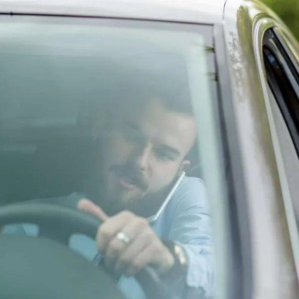 Qué es mejor entre ventanas abajo o arriba en carro 