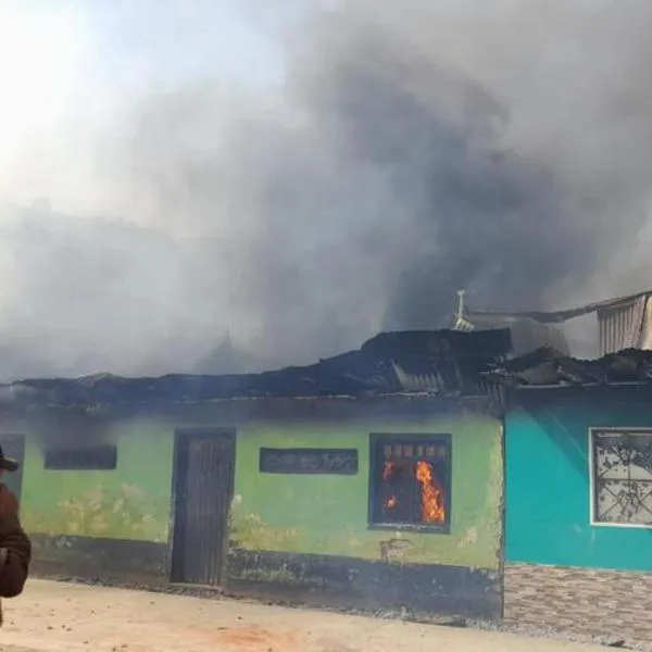 Voraz incendio destruyó cuatro viviendas y una escuela en zona rural de Ibagué 