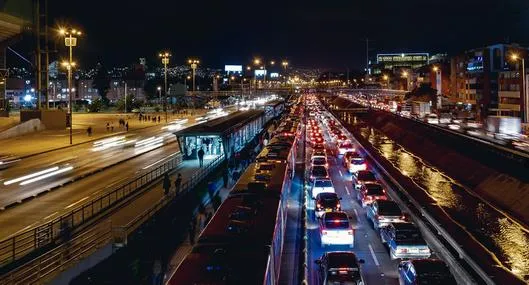 Caos en Transmilenio por paro camionero.