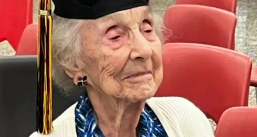 Una tierna abuela de casi 100 años se volvió viral al compartir que se graduó de bachillerato y casi llora de la emoción. Le contamos la historia.