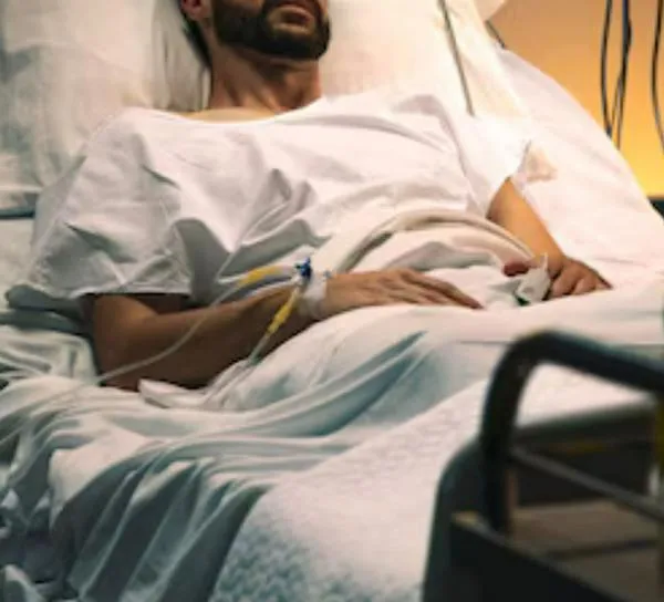 Hombre cayó de un cuarto piso en Armenia y quedó con graves heridas: qué pasó