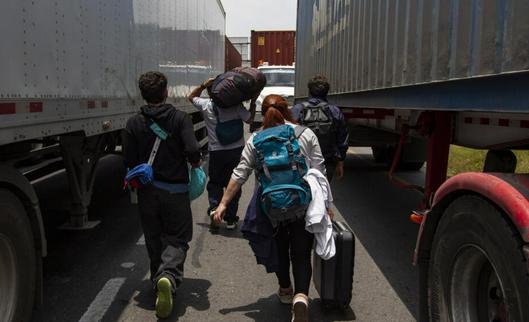 Camioneros bloquean importantes rutas de Colombia en protesta por el aumento del diésel