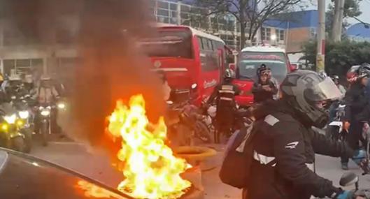 Se agrava situación en Funza, Cundinamarca por manifestantes que están quemando llantas en la vía Siberia. Miles de personas están afectadas. 