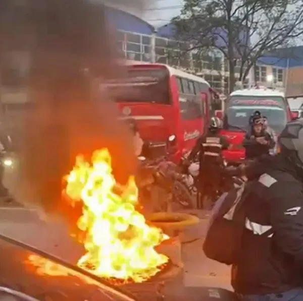Se agrava situación en Funza, Cundinamarca por manifestantes que están quemando llantas en la vía Siberia. Miles de personas están afectadas. 