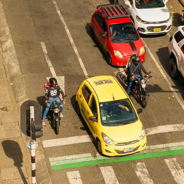 ¿Sirve apagar la moto en el semáforo para ahorrar gasolina?